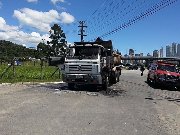 caminhao incendidado