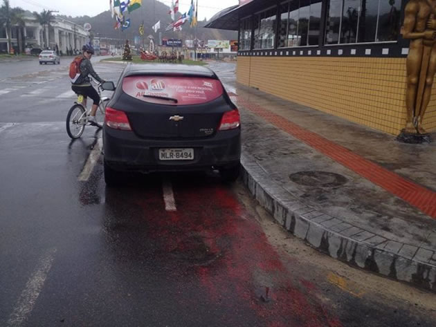 estacionado na ciclofaixa