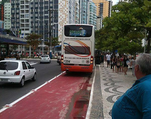 onibus na ciclofaixa