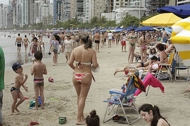 Dicas de segurança na temporada 1 Crianças acompanhadas de seus responsáveis receberão pulseiras para evitar que se percam na praia. Foto: Celso Peixoto