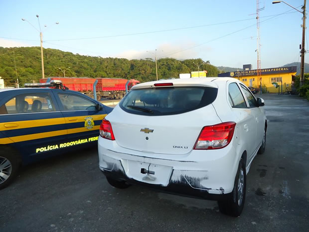 Carro cai de carreta cegonha na BR 101 na madrugada 1 Foto: PRF SC / Divulgação