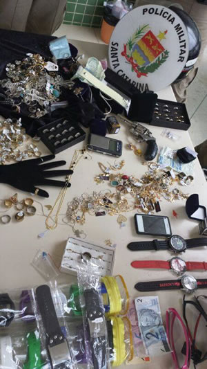 Bandidos são presos após assalto a joalheria em Camboriú 1 Foto: 12º BPM / Divulgação