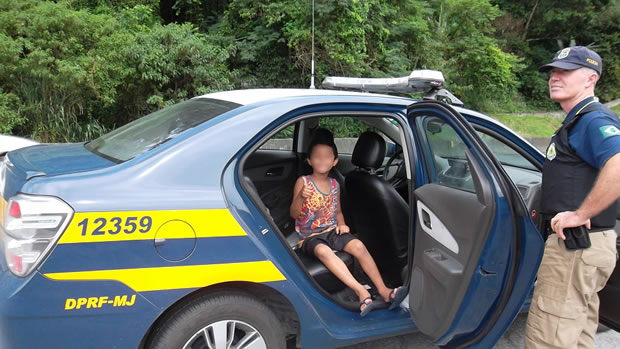 PRF encontra menino de 5 anos perdido na BR-101 1 Foto: PRF SC / Divulgação