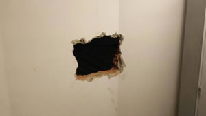 Bandidos quebraram a parede e invadiram a loja na madrugada. Foto: 12 BPM / Divulgação
