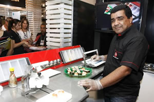 Eugênio Santos começa a comercializar como franquias, quiosques com máquinas de fazer sushi. (Divulgação | Agência A)