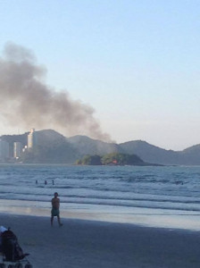 Foi possível enxergar a fumaça de toda a orla da Praia Central. Foto: Luis Fernando