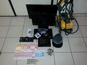 Dinheiro, droga e objetos apreendidos. Foto: 12 BPM / Divulgação