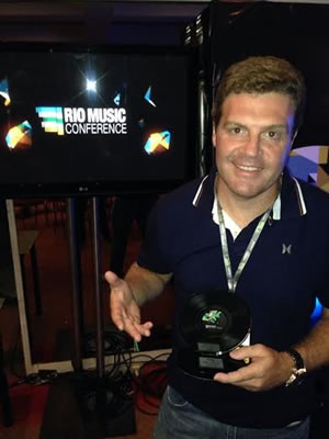 Eduardo Philipps, sócio do Grupo GV, recebendo o premio de Melhor Agencia de Eventos do Brasil – Rio Music Conference – Credito: Rodrigo Vieira