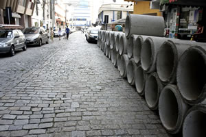 Obra de drenagem pluvial é executada na Rua 1000 1 Foto: Celso Peixoto