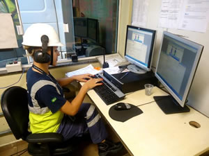 Danai Francine Bastos atua no Gate da APM Terminals Itajaí.