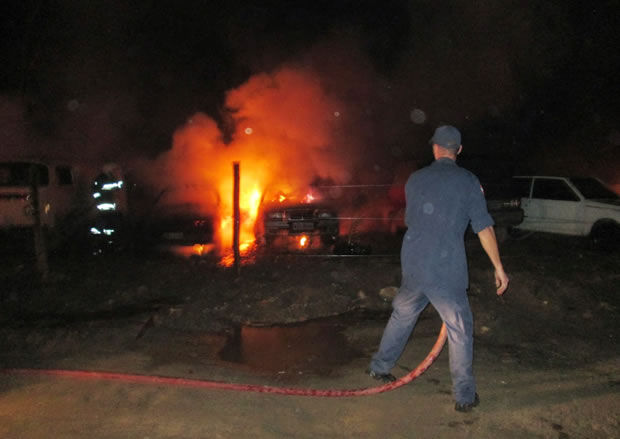 Dez carros são consumidos por incêndio em Porto Belo