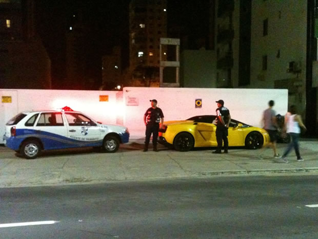 A foto foi tirada antes do condutor chegar ao local e atentar contra os agentes. Foto: BC da Deprê / Reprodução