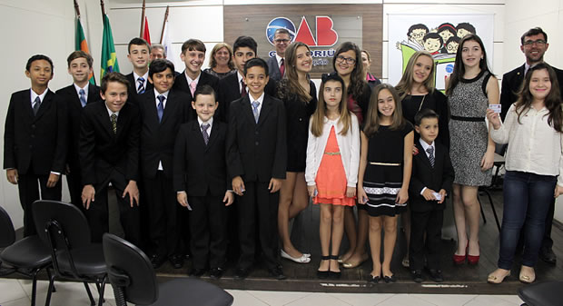 Crianças da OAB Mirim de Camboriú receberam suas carteira de advogados mirins nesta quarta. Créditos: OAB Camboriú/Grando Comunicação