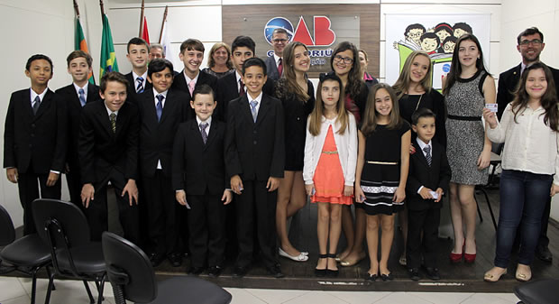 Projeto OAB Mirim será expandido para todo o estado 1 Crianças da OAB Mirim de Camboriú receberam suas carteira de advogados mirins nesta quarta. Créditos: OAB Camboriú/Grando Comunicação