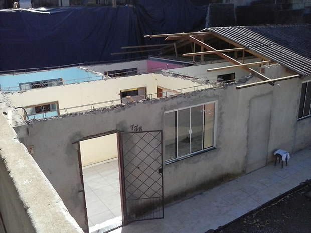 Família pede ajuda após chuvas causarem danos a casa 1 Situação da casa após as chuvas da semana passada.