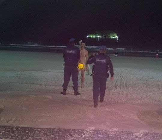 Mais um: rapaz é detido andando pelado na praia central