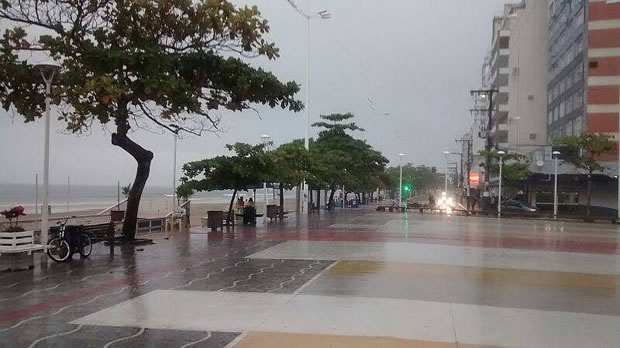 Chuva frustra comemoração do jogo do Brasil em Balneário Camboriú