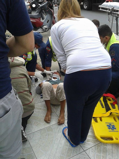 22/07: um menino de 11 anos foi atropelado por um caminhão na Rua Biguaçu, no Bairro dos Municípios.  Ele foi socorrido com lesões na rosto e no crânio, e fortes dores na região do abdômen. Foto: Cauan Buzzatto Silveira