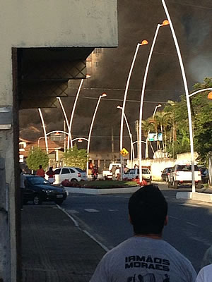 Bombeiros controlam incêndio em imóvel abandonado na Vila Real