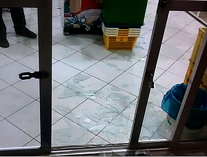 Ladrão quebra porta de vidro e furta  dinheiro de supermercado