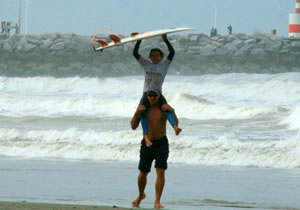 Promessas do Surf se destacam na praia da Atalaia