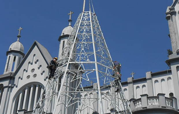 Decoração de Natal começa a ser montada em Itajaí