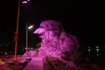 Luzes dos pontos turísticos de Itajaí ganham a cor rosa