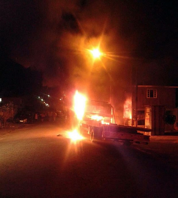 Mulher quebra vidro de caminhão e coquetel molotov é lançado na cabine