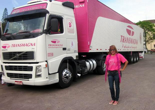 Caminhoneira circula com caminhão rosa alertando sobre o câncer de mama