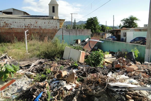 Jane pede que Prefeitura faça fiscalização de entulhos nas calçadas e em terrenos do bairro