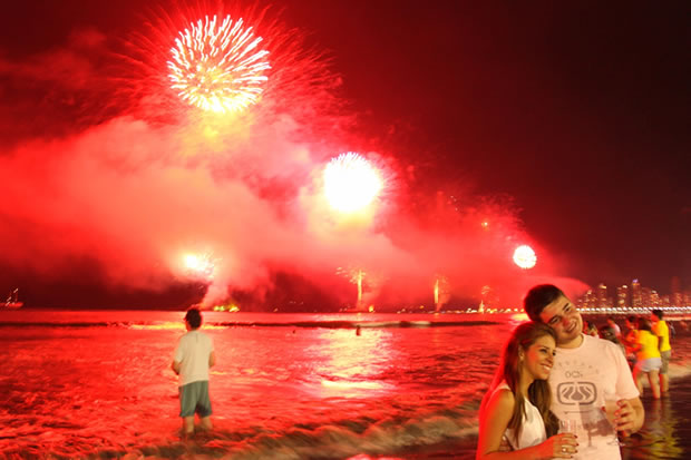 Show de fogos em Balneário Camboriú emociona turistas e moradores