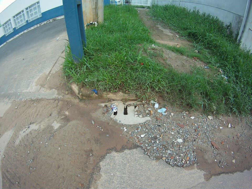 Não identifiquei que ruas são essas, mas é no Bairro das Nações. Além do mato, os bueiros estão soterrados.