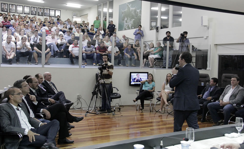 Prefeito Edson Piriquito empossa novo secretariado