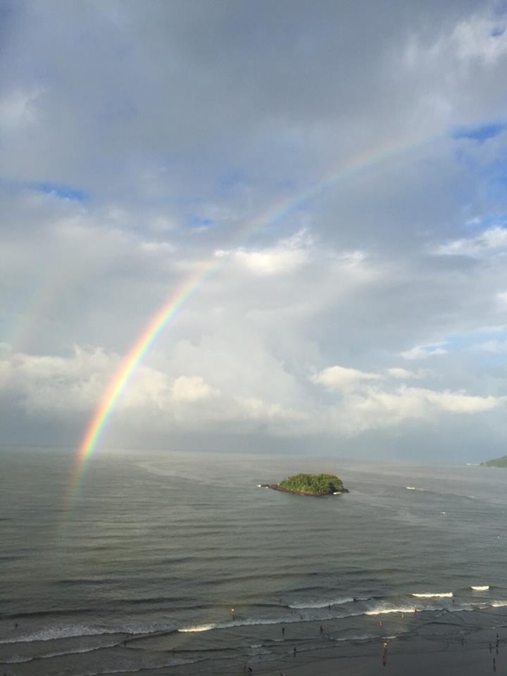 Arco-íris ornamentando o céu de Balneário Camboriú no fim de tarde