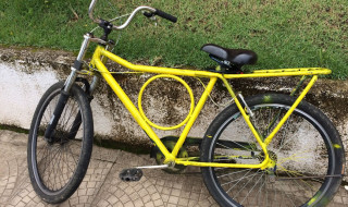 Bicicleta pintada recentemente, com marca de tinta nas rodas, pode ter sido modificada premeditadamente para parecer com uma bicicleta de carteiro, para que o crime tivesse êxito.