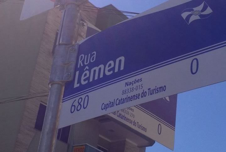 Rua Iêmen vira Rua Lêmen em nova placa