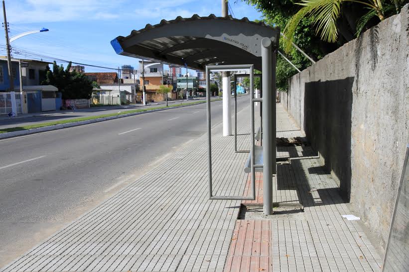Itajaí tem inúmeros obstáculos de mobilidade para pessoas com deficiência