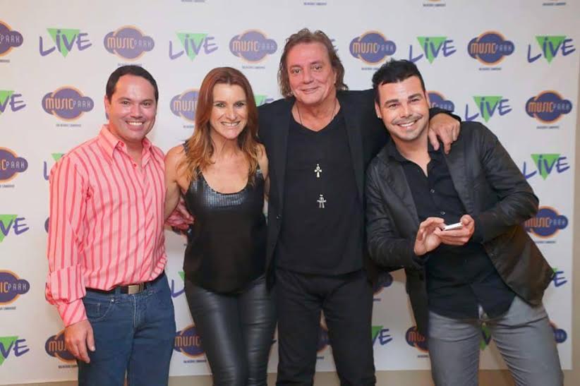 Os jornalistas Ricardo Zanon, Lierge Coradini e Léo Nunes nos bastidores do show que lotou o Music Park BC (Emerson Touché)