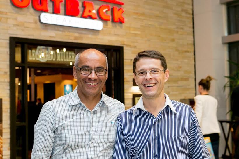 Naldo Barbosa, sócio regional, ao lado de Leonardo Muller, sócio-proprietário do Outback Steakhouse em Balneário Camboriú. (Fernando Willadino/Divulgação)