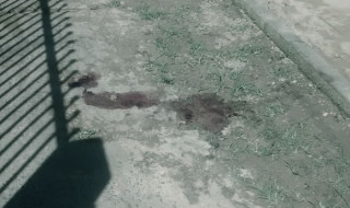 Adolescente com extensa ficha criminal é morto a tiros em Camboriú 1 Chão ficou marcado com sangue no local onde o adolescente morreu. Foto: Manoel Mafra/Divulgação