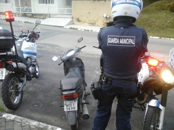 Guardas municipais recuperam motoneta com registro de roubo
