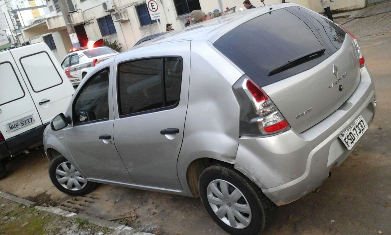 Polícia recupera carro roubado e encontra meio quilo de maconha no porta luvas