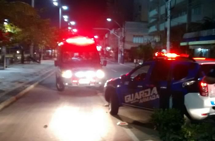 Homem ferido com caco de garrafa na Avenida Atlântica é levado para o hospital