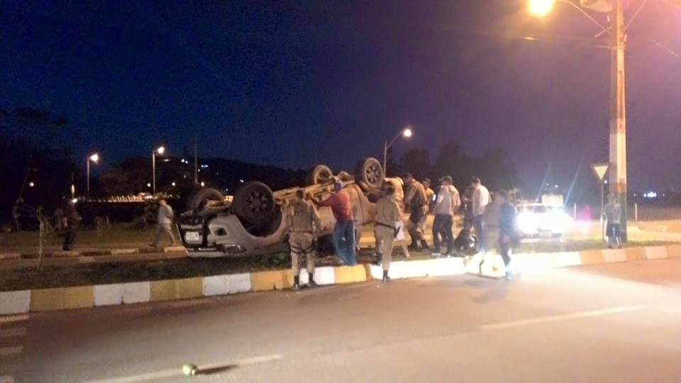 Viatura do PPT capota na Av. Minas Gerais, em Camboriú