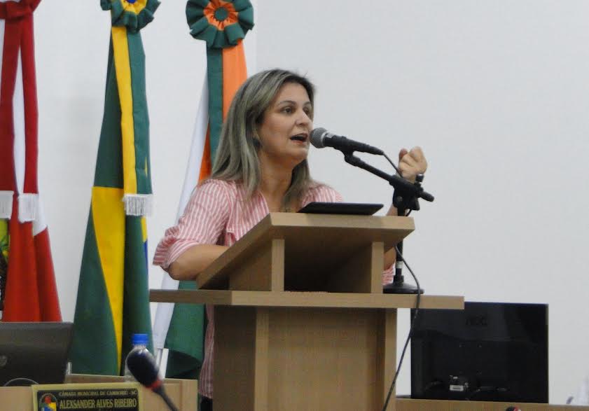 Vereadora leva ao MP questionamentos sobre o cancelamento do Jecam