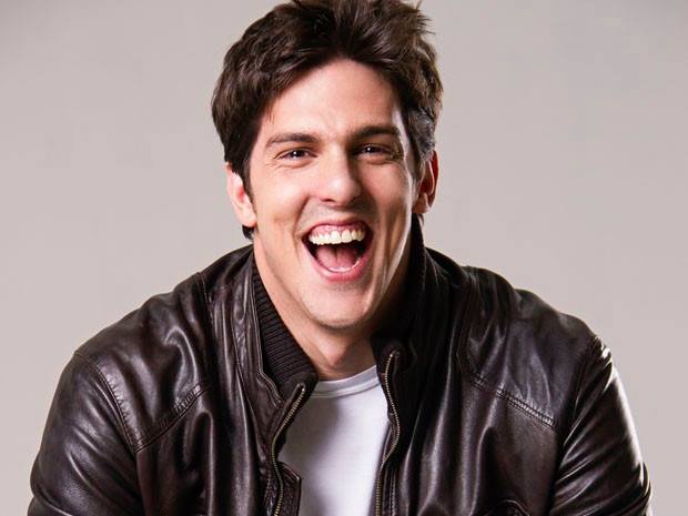 Rafael Infante, do “Porta dos Fundos”, apresenta seu solo de humor “InfantaRIA” em Itajaí