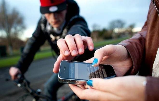 Jovem rouba celular e é detido por populares