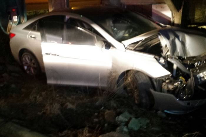 Bandidos colidem carro recém roubado em árvore durante fuga 1 Polícia Militar / Divulgação