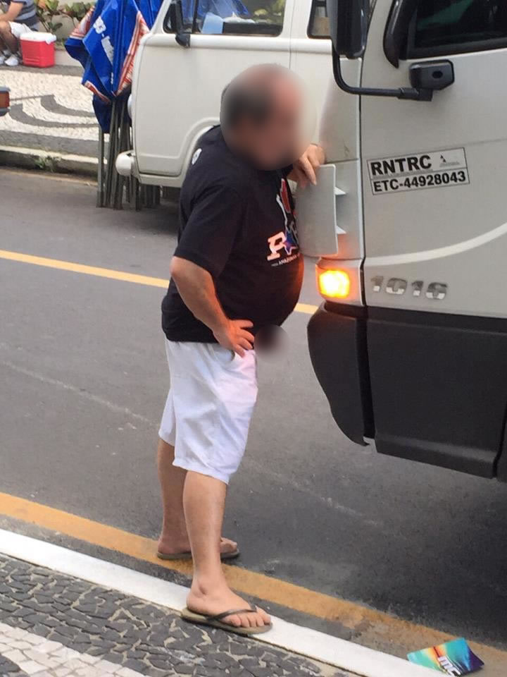 Radialista é flagrado urinando na rua
