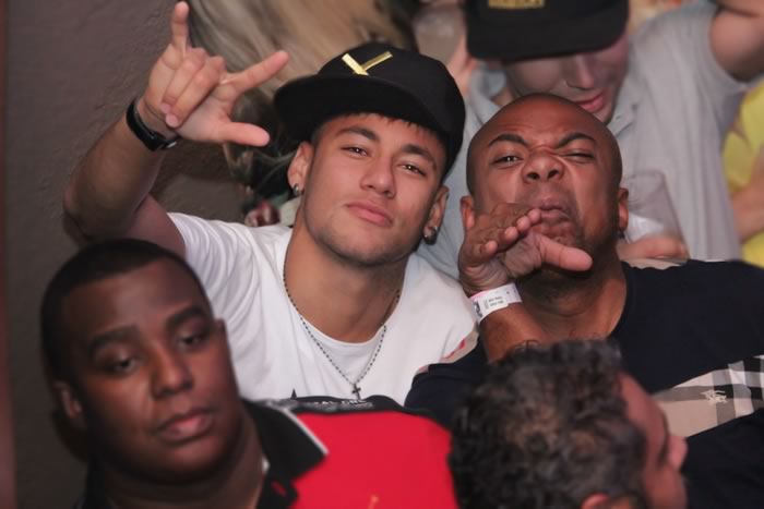 Neymar curte noite de domingo em Balneário Camboriú